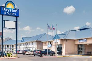 Certifikát, hodnocení, plakát nebo jiný dokument vystavený v ubytování Days Inn & Suites by Wyndham Laredo