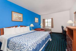 Postel nebo postele na pokoji v ubytování Days Inn & Suites by Wyndham Cambridge