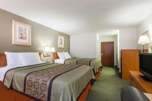 Katil atau katil-katil dalam bilik di Days Inn & Suites by Wyndham New Iberia