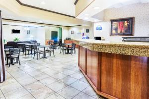 TV a/nebo společenská místnost v ubytování Days Inn & Suites by Wyndham Vancouver