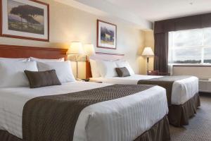 Postel nebo postele na pokoji v ubytování Days Inn & Suites by Wyndham Langley