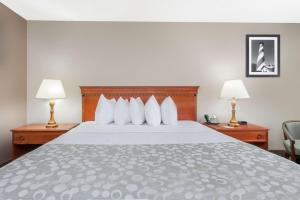 Postel nebo postele na pokoji v ubytování Days Inn by Wyndham St Augustine/Historic Downtown + 32 fotografií