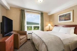 TV a/nebo společenská místnost v ubytování Days Inn & Suites by Wyndham Cochrane