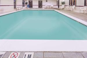 Bazén v ubytování Days Inn & Suites by Wyndham Vancouver nebo v jeho okolí