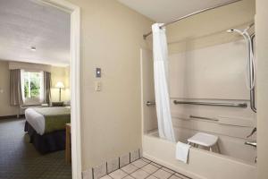 Baðherbergi á Days Inn & Suites by Wyndham Stuttgart