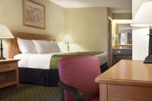 Rúm í herbergi á Days Inn & Suites by Wyndham Stuttgart