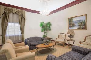 Posezení v ubytování Days Inn by Wyndham Robstown