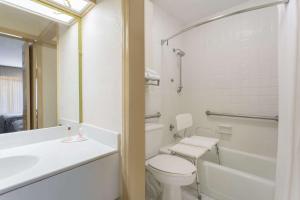 サザンパインズにあるDays Inn & Conf Center by Wyndham Southern Pines Pinehurstのギャラリーの写真