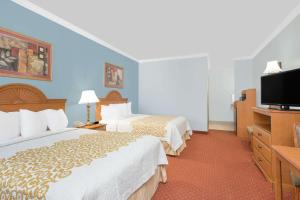 Postel nebo postele na pokoji v ubytování Days Inn by Wyndham Robstown