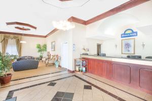 Posezení v ubytování Days Inn by Wyndham Robstown + 37 fotografií
