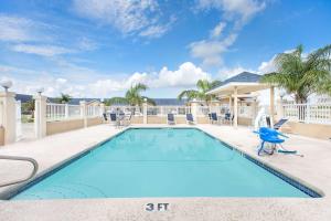 Bazén v ubytování Days Inn by Wyndham Robstown nebo v jeho okolí