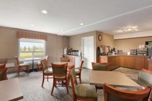 Un restaurant sau alt loc unde se poate mânca la Days Inn & Suites by Wyndham Cochrane