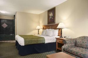 Rúm í herbergi á Days Inn & Suites by Wyndham Stuttgart