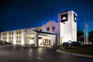 un edificio con una torre de reloj en un aparcamiento en Days Inn by Wyndham Blue Springs, en Blue Springs