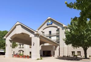 een hotelgebouw met een bord erop bij Days Inn & Suites by Wyndham Cedar Rapids in Cedar Rapids
