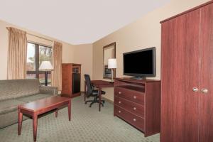 TV a/nebo společenská místnost v ubytování Days Inn by Wyndham Utica + 18 fotografií