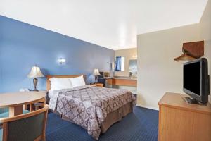 Postel nebo postele na pokoji v ubytování Days Inn by Wyndham Seattle North of Downtown