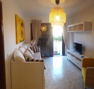 A television and/or entertainment centre at Garoe Médano