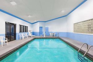 Days Inn & Suites by Wyndham Des Moines Airport 내부 또는 인근 수영장