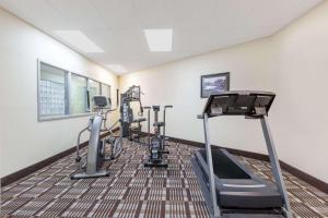 Sporto salė apgyvendinimo įstaigoje Days Inn & Suites by Wyndham Des Moines Airport