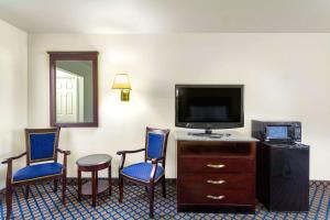 TV a/nebo společenská místnost v ubytování Days Inn by Wyndham Delta