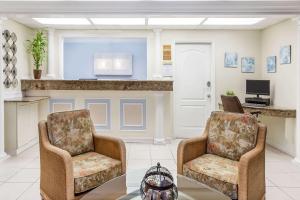 uma sala de estar com duas cadeiras e uma mesa em Days Inn by Wyndham Fort Myers Springs Resort em Estero