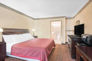 Tempat tidur dalam kamar di Days Inn & Suites by Wyndham York