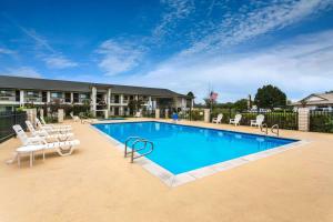 Bazén v ubytování Days Inn by Wyndham Delta nebo v jeho okolí