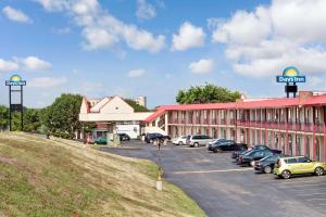 un estacionamiento con autos estacionados frente a un edificio en Days Inn by Wyndham Knoxville West en Knoxville