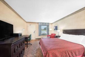 Tempat tidur dalam kamar di Days Inn & Suites by Wyndham York
