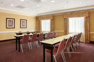 uma sala de conferências com mesas e cadeiras em Days Inn by Wyndham Alta Vista em Altavista
