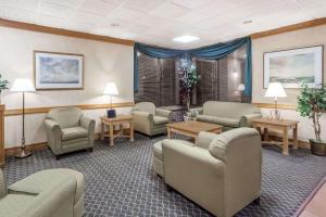 Posezení v ubytování Days Inn by Wyndham Seguin TX