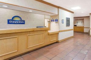 a waiting room at a days inn at Days Inn by Wyndham Seguin TX in Seguin