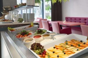 ein Buffet mit vielen verschiedenen Speisen in der Unterkunft Rija VEF Hotel with FREE Parking in Riga