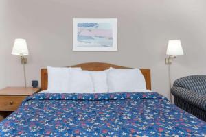 Postel nebo postele na pokoji v ubytování Days Inn by Wyndham Seguin TX
