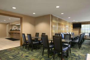 una sala de conferencias con una mesa larga y sillas en Days Inn by Wyndham Chattanooga/Hamilton Place en Chattanooga