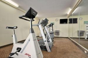 The fitness centre and/or fitness facilities at Days Inn by Wyndham Forrest City