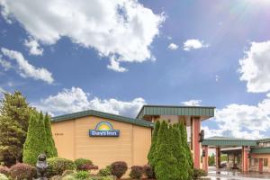 a building with a dogs inn sign on it at Days Inn by Wyndham Black Bear in Salem