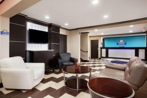 TV a/nebo společenská místnost v ubytování Days Inn & Suites by Wyndham Conroe North