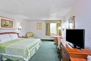 Gallery image of Days Inn & Suites by Wyndham Fullerton in Fullerton