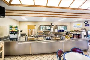um restaurante de fast food com um balcão com comida em Days Inn & Suites by Wyndham Fullerton em Fullerton