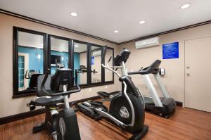 Fitness centrum a/nebo fitness zařízení v ubytování Days Inn & Suites by Wyndham Conroe North