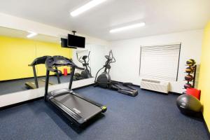 una habitación con un gimnasio con cinta de correr en Days Inn by Wyndham Norman, en Norman