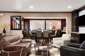 Posezení v ubytování Days Inn & Suites by Wyndham Conroe North