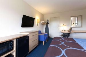 TV a/nebo společenská místnost v ubytování Days Inn by Wyndham Monmouth Junction-S Brunswick-Princeton + 6 fotografií