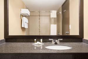 Koupelna v ubytování Days Inn by Wyndham Calgary Northwest + 33 fotografií