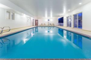uma piscina com água azul num edifício em Days Inn by Wyndham Colorado Springs Airport em Colorado Springs