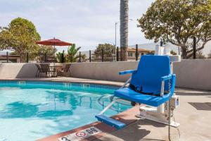 Πισίνα στο ή κοντά στο Days Inn by Wyndham Santa Maria