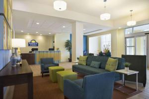 Χώρος καθιστικού στο Days Inn & Suites by Wyndham Belmont