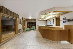 hol sklepu z ladą i krzesłami w obiekcie Days Inn & Suites by Wyndham Kanab w mieście Kanab